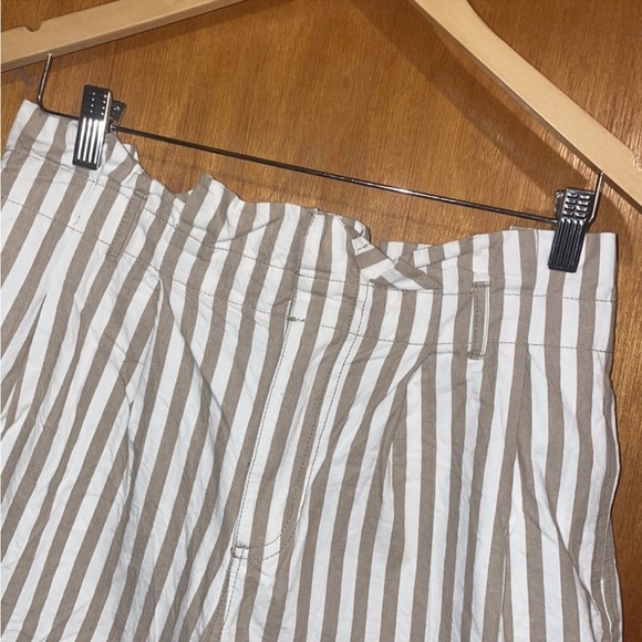 •BLU PEPPER•FORGET THE TIME TAN STRIPED PAPERBAG WAIST SHORTS SIZE MEDIUM EUC - Picture 4 of 8